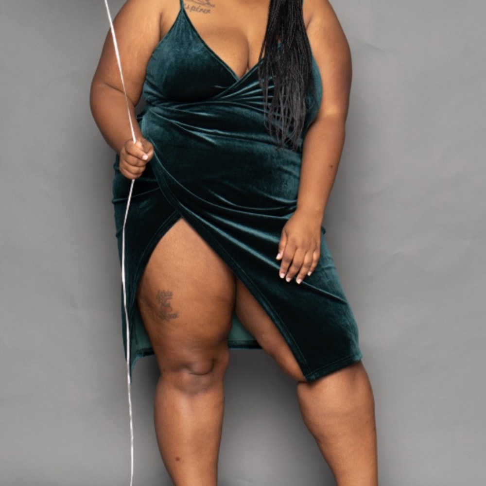 Plunging neck dark green midi wrap hem dress